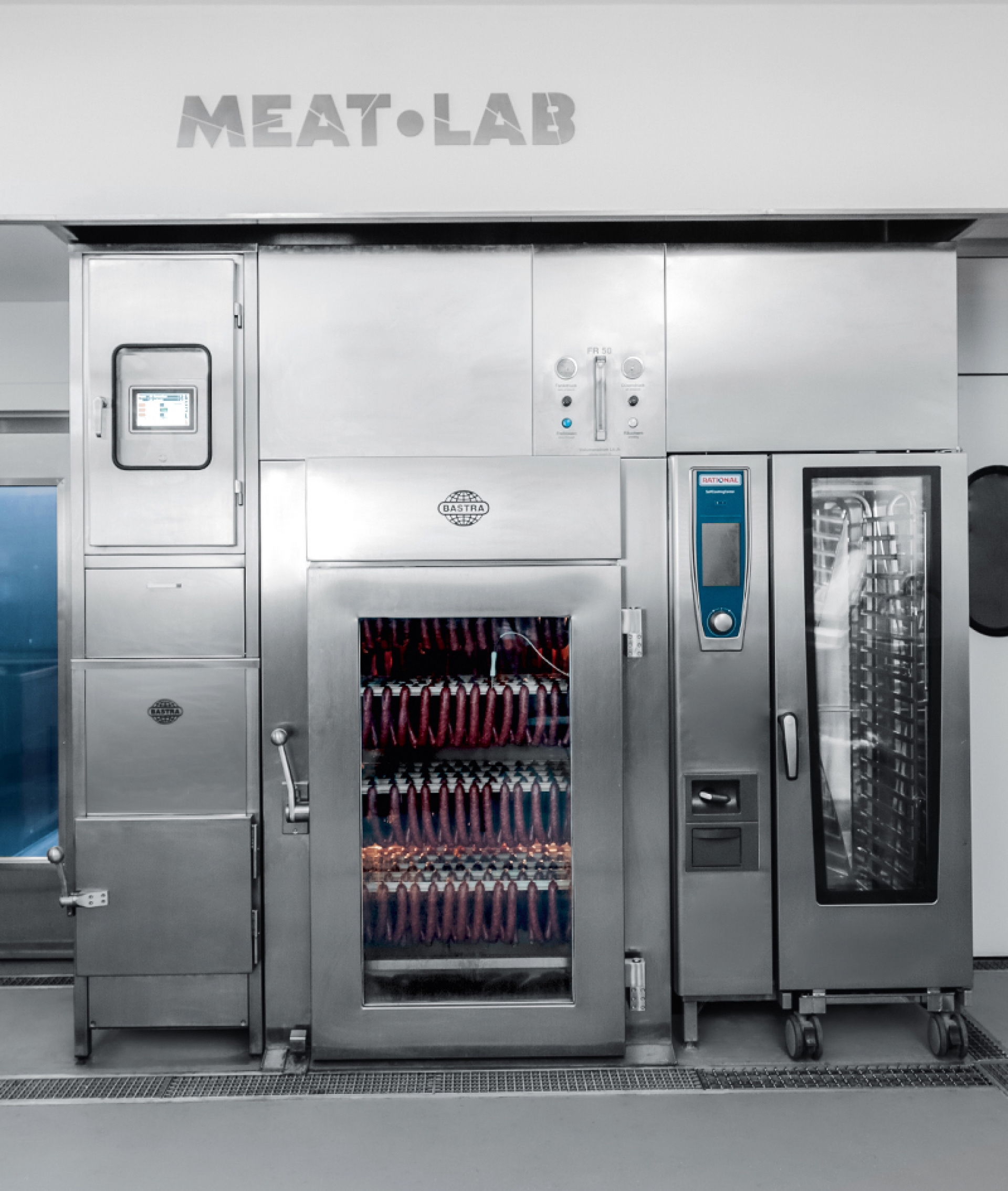 Udírna značky BASTRA v hrdlořezském MEAT-LABu 